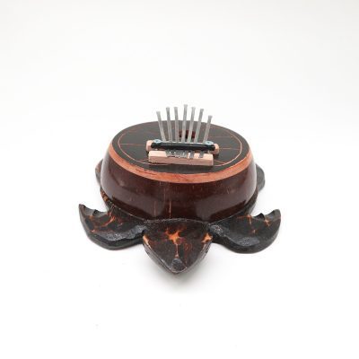 Kalimba „Antique Turtle“ iš kokoso kevalo 17 cm Kalimba „Antique Turtle“ iš kokoso kevalo 17 cm
