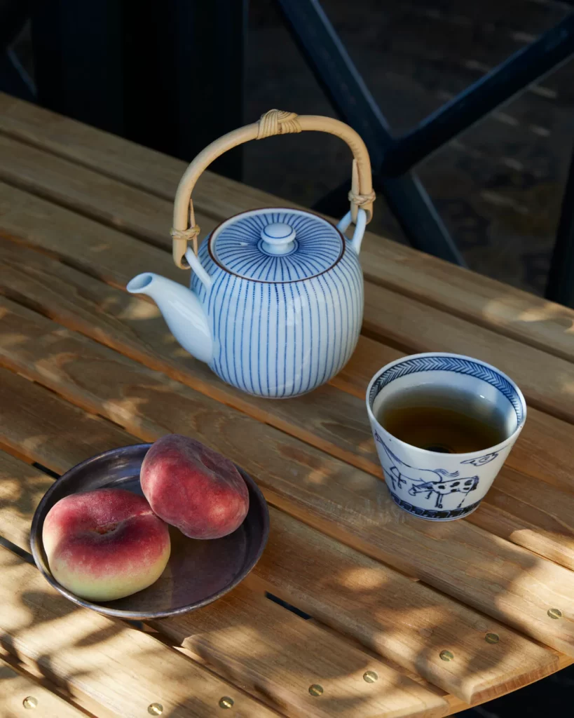 Teak wood for outdoor furniture: why is it worth choosing? lauko mediniai baldai stalas