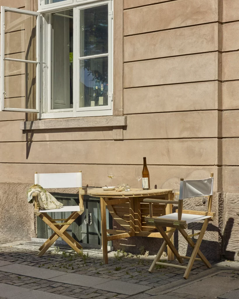 How to choose outdoor furniture for a small terrace? lauko mediniai baldai stalas