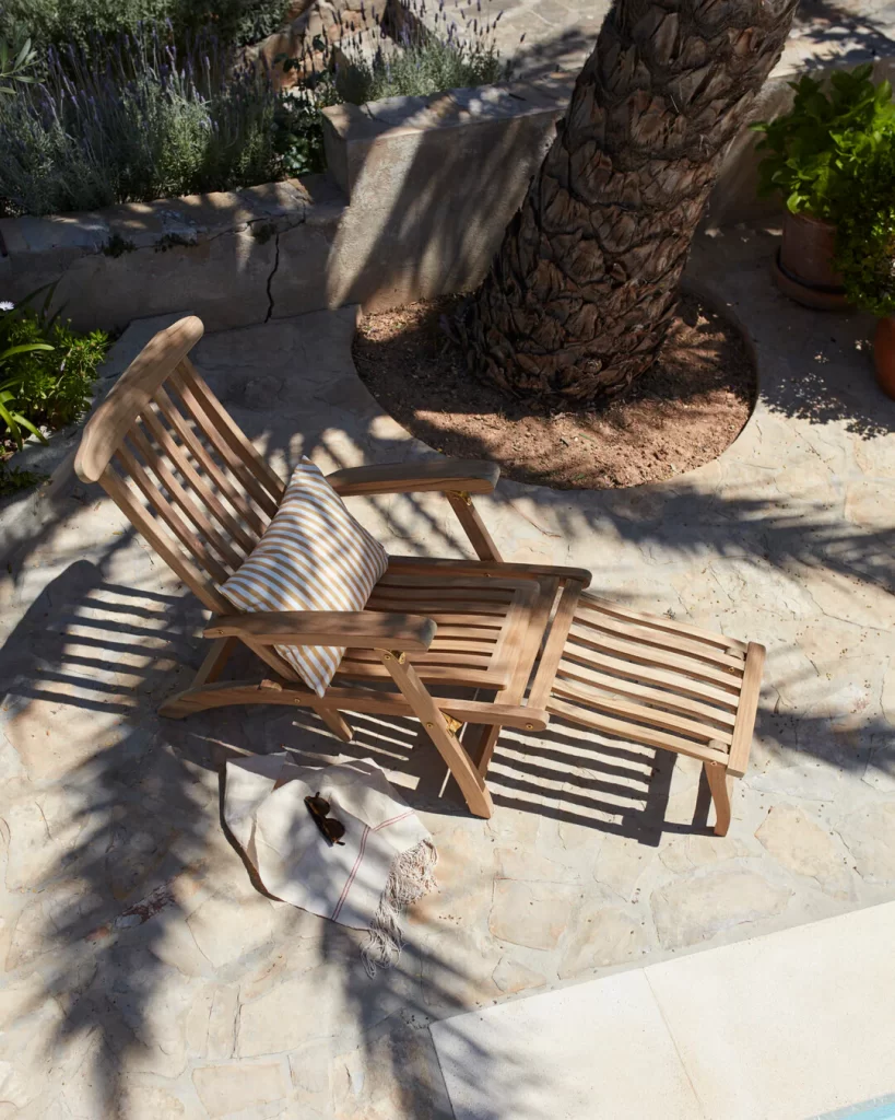 Teak wood for outdoor furniture: why is it worth choosing? lauko mediniai baldai stalas gultas