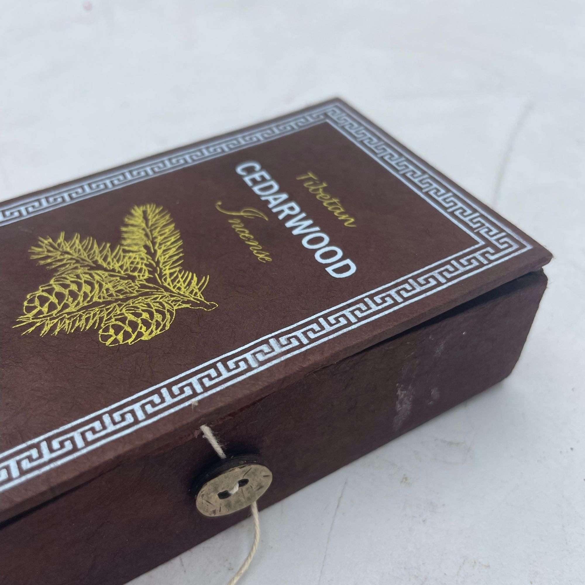 Smilkalų dovanų rinkinys Sughandit Dhoop – kedro mediena Smilkalų dovanų rinkinys Sughandit Dhoop – kedro mediena - Paveikslėlis 4